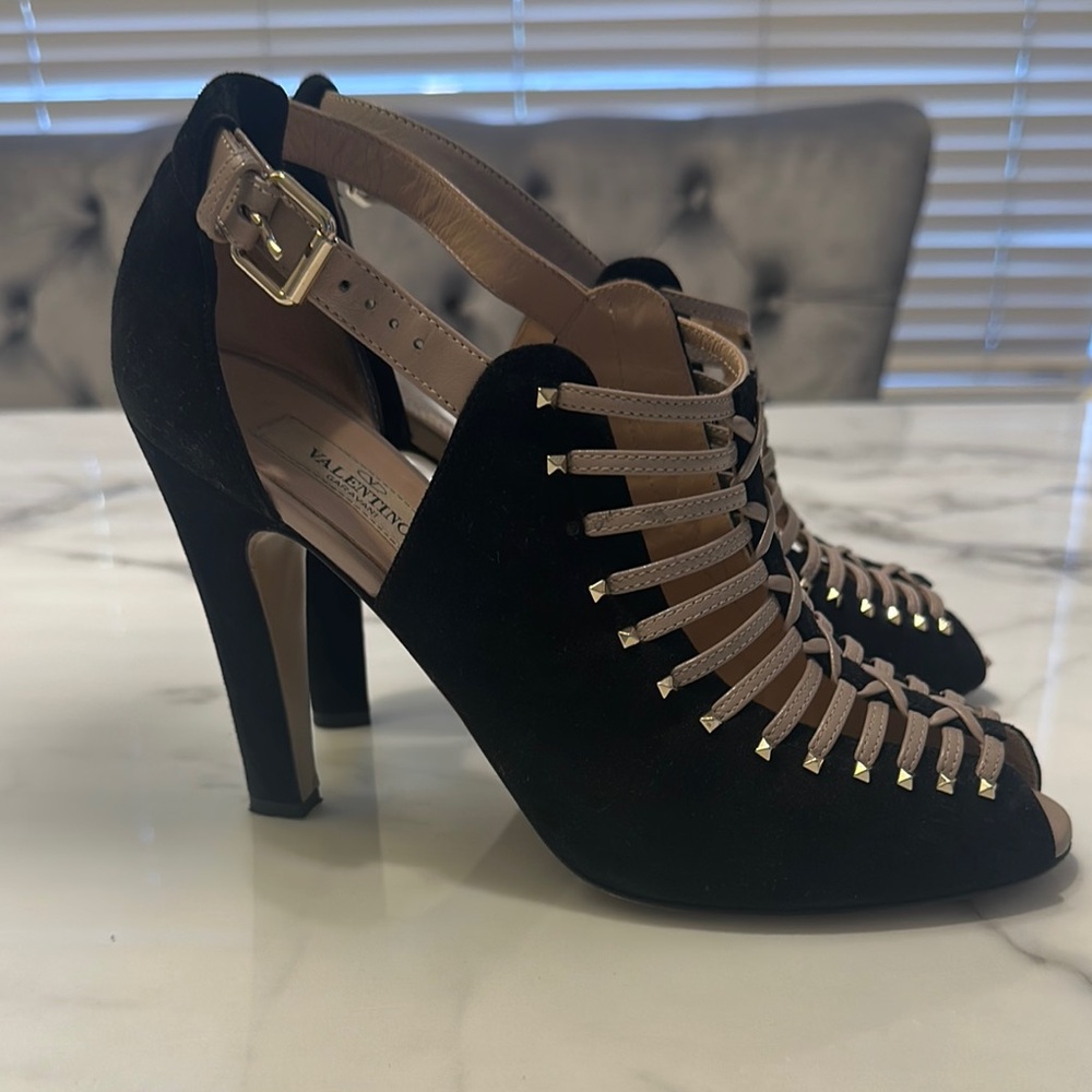 Valentino Black and Tan Heels with Intricate Design - Picture 2 of 7